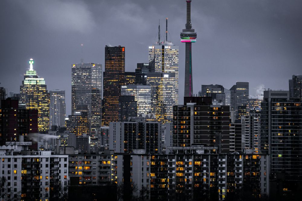 Une ville et ses tours éclairées, la nuit.